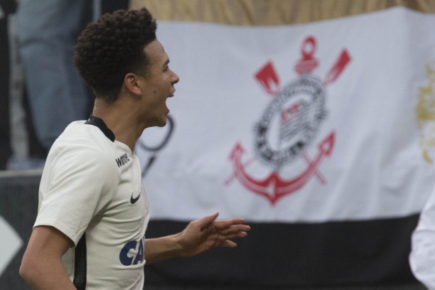 Corinthians venceu fora de casa e segue na cola da liderança do Brasileirão