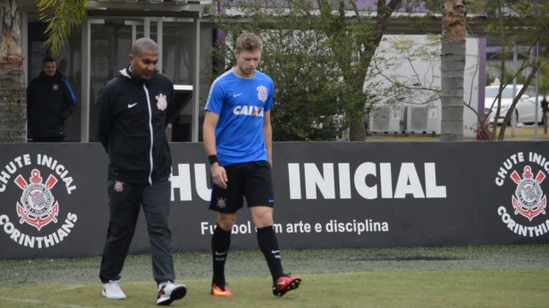 Cristvo entrou em campo no CT ao lado de Marlone, com quem trabalhou no Vasco e no Fluminense
