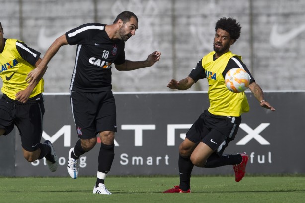 Danilo (preto) e Cristian so as novidades do departamento mdico do Corinthians