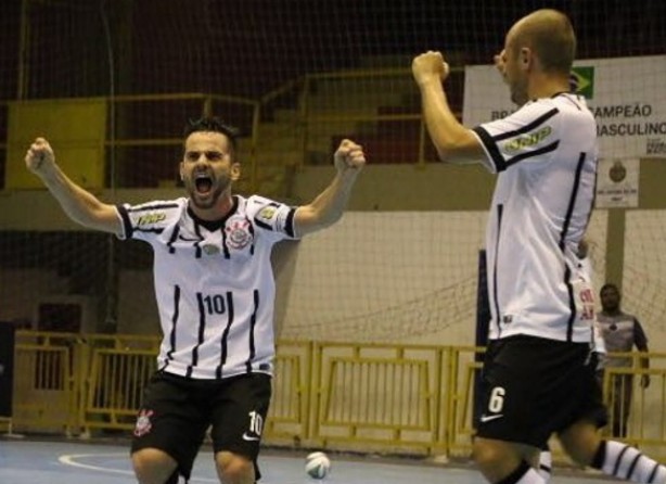 Deives ( esq) marcou dois gols do Corinthians contra o Jaragu
