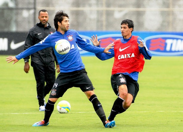 Felipe e Pedro Henrique ( dir.) disputam bola durante treino em 2014