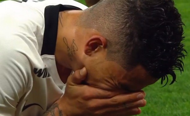 Luciano caiu em lgrimas ao abrir o placar na Arena Corinthians