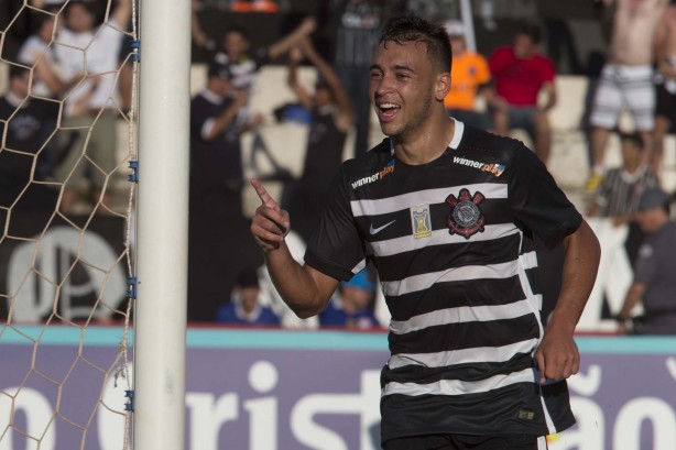 Maycon comemora gol sobre o Botafogo-SP, seu primeiro pelo Timo