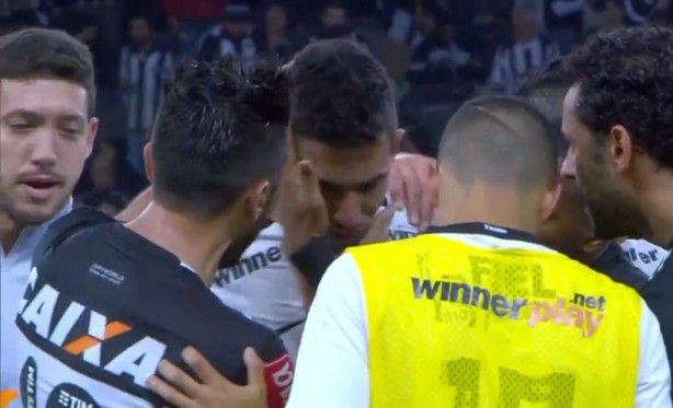 Pedro Henrique foi consolado por jogadores depois de falhar no segundo gol do Atltico-MG