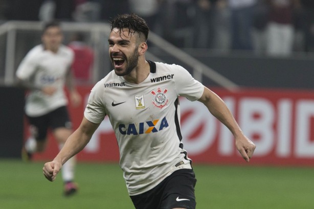 Volante marcou dois gols e foi decisivo na vitria por 3 a 1 sobre o Botafogo