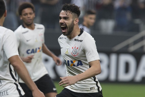 Volante marcou duas vezes na vitria por 3 a 1 sobre o Botafogo, neste domingo