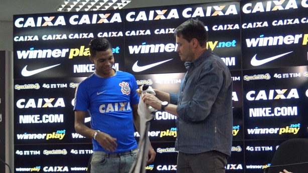 Bruno Paulo recebeu a camisa do Timo das mos do diretor-adjunto Eduardo Ferreira