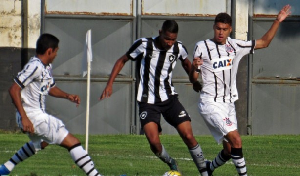 Corinthians perde, mas garante liderana no Grupo E do Brasileiro Sub-20.