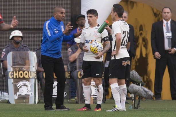 Cristvo conversa com Fagner e Rodriguinho durante goleada sobre o Flamengo