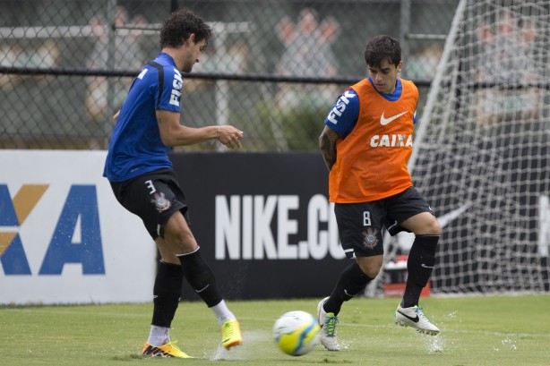 Fagner marca Alexandre Pato durante treinamento em 2014; os dois podem voltar a jogar juntos na prxima semana