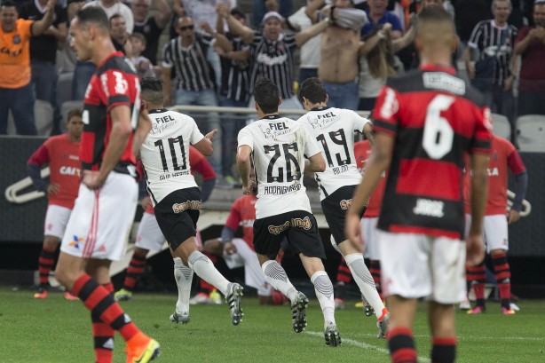 Corinthians atropelou Flamengo no primeiro turno