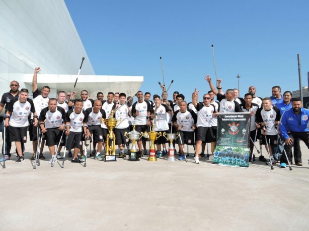 Jogadores do time de futebol de amputados do Corinthians estiveram na Arena neste sbado
