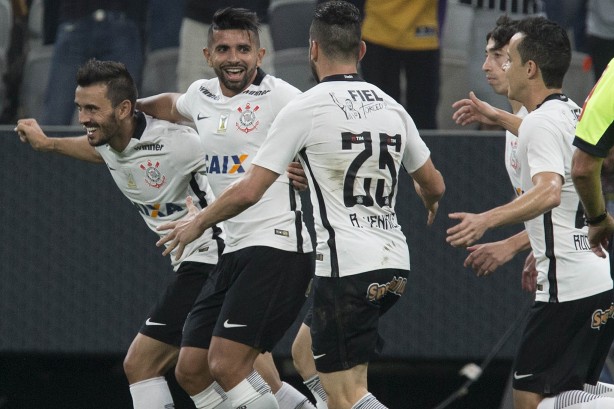 Meia Guilherme comemora gol sobre o Flamengo ao lado dos companheiros