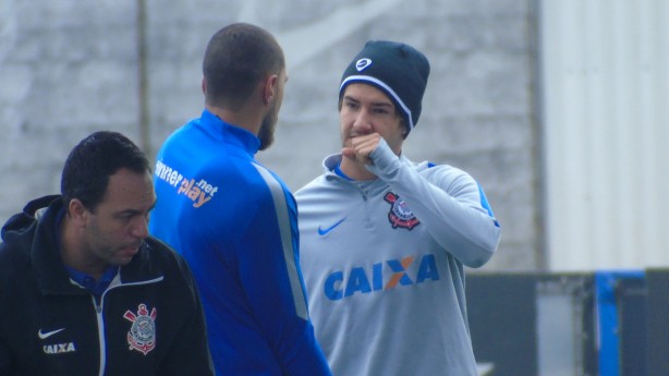 Pato ( dir.) conversa com o goleiro Walter durante treino desta tera-feira; atacante ser relacionado contra o Figueirense