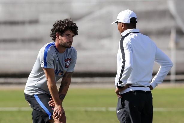 Pato ( esq.) pode ser a novidade do Corinthians contra o Figueirense