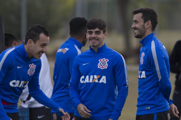 Rodriguinho, Fagner e Uendel sorriem durante treino do Timo; volante inicia o jogo contra o Internacional no banco