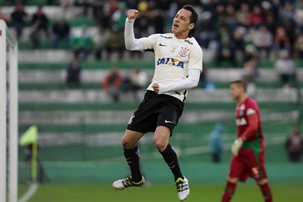 Rodriguinho fez o primeiro gol do Corinthians contra a Chapecoense