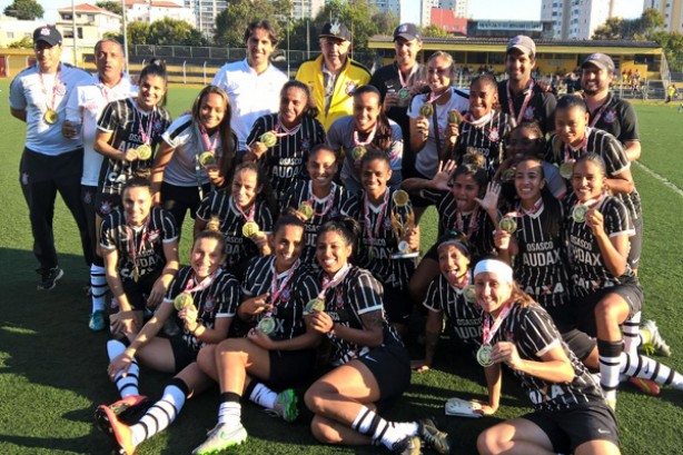 Time feminino do Corinthians comemora conquista dos Jogos Regionais