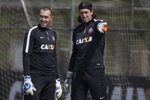 Walter ( esq.) e Cssio concorrem  vaga de titular do Corinthians diante do Flamengo