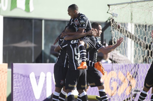 Com gol de Elias, Love e Jadson, o Corinthians conquistou a liderana isolada no Brasileiro.