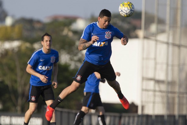 Cristvo Borges busca melhorar as falhas do time na defesa e no ataque em treino desta quarta.