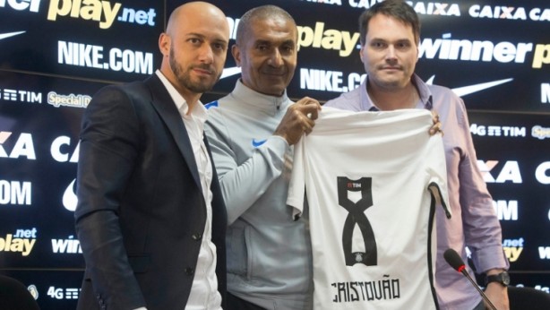 Cristvo foi apresentado pelo gerente de futebol Alessandro e pelo diretor adjunto Edu Ferreira