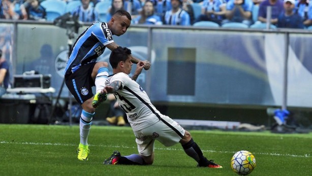 Everton marcou o segundo gol do Grmio sobre o Corinthians