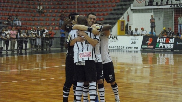 O Corinthians goleia e avana na Liga Paulista de Futsal.