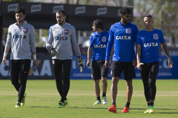 Pela primeira vez desde que chegou ao Corinthians, Cristóvão conta com todos os atletas do elenco