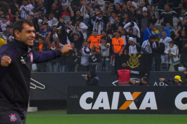 Carille comemorando o primeiro gol do Corinthians contra o Cruzeiro