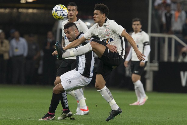 Com vendas de ingressos abaixo do esperado, Corinthians e Santos se enfrentam neste domingo.