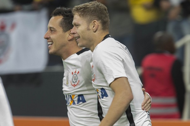Rodriguinho e Marlone comandaro o meio de campo do Corinthians