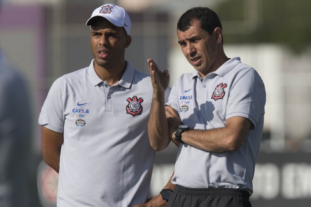 Fernando Lzaro (esq.) e Fbio Carille durante treino do Corinthians