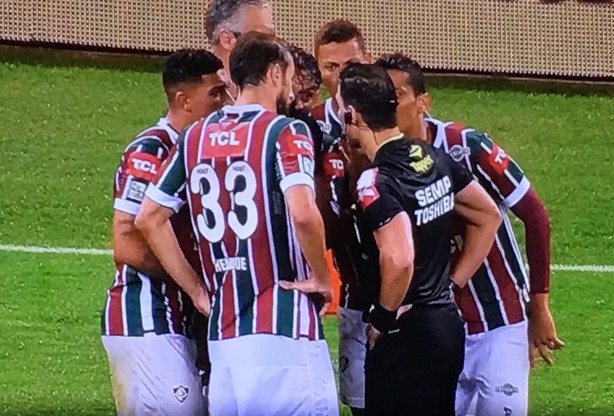 Fluminense reclamou muito da arbitragem da partida desta quarta