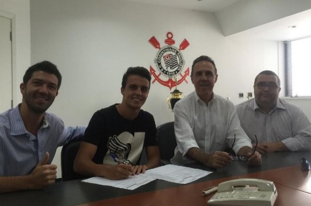 Rodrigo assinou novo contrato nesta quarta-feira