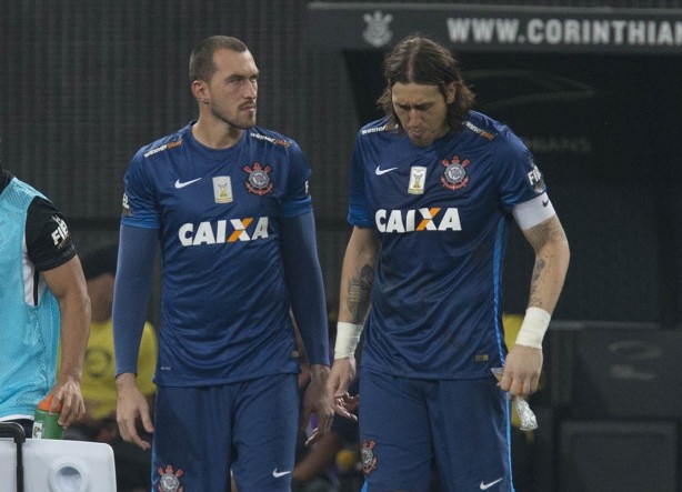 Walter ( esq.) e Cssio concorrem ao posto de titular do gol do Corinthians desde 2013