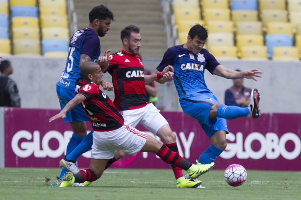 Ataque do Flamengo fez apenas um gol legal em sete jogos contra o Corinthians