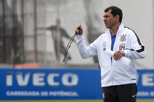 Bancado pela diretoria do Corinthians, Carille foi elogiado pelo volante Camacho