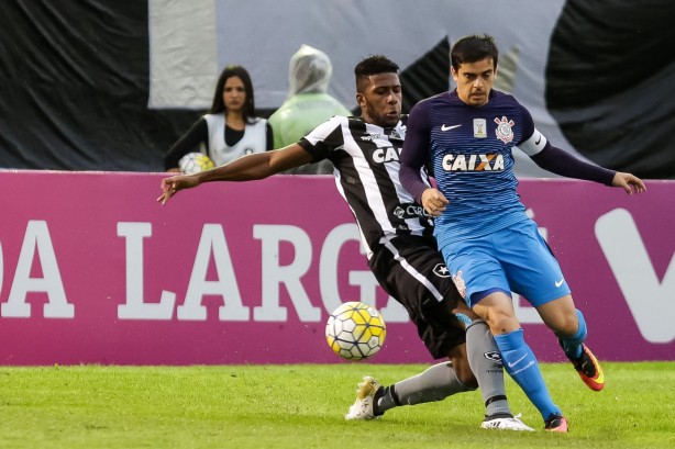 Fagner durante jogo entre Botafogo e Corinthians