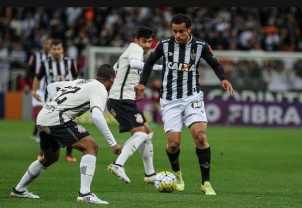 Fred sofreu de problema no intestino em jogo contra Corinthians