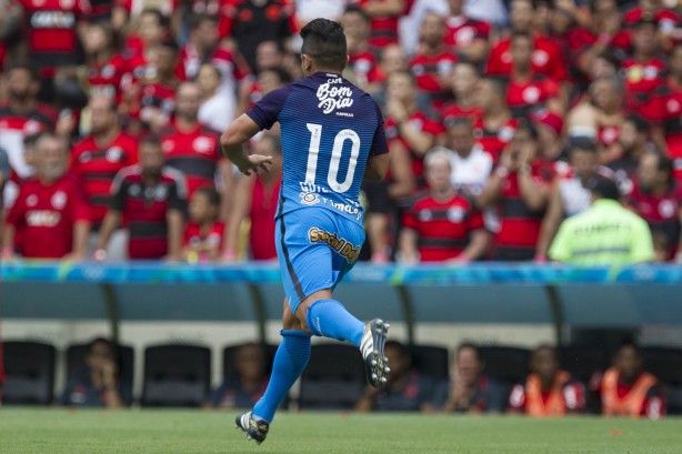 Guilherme foi expulso no segundo tempo; na etapa inicial, rbitro validou gol irregular do Flamengo