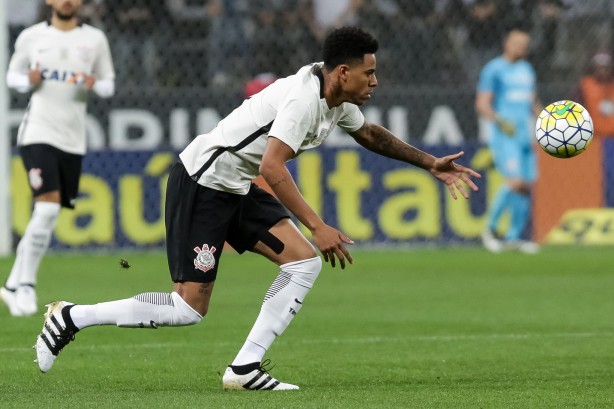 Gustavo at marcou um gol pelo Corinthians, mas viu a arbitragem anular
