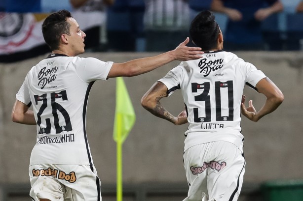 Lucca celebra fim do jejum de gols no Corinthians