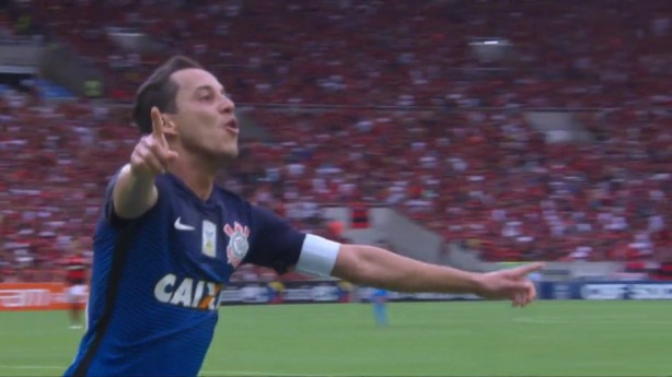 Rodriguinho fez o segundo gol do Corinthians, o mais bonito da partida
