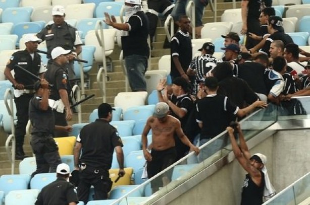 Torcida do Corinthians entrou em confronto com polícia militar do Rio