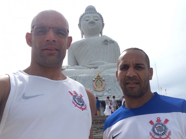 Washington e Fernando no Big Buda, principal ponto turstico de Phuket