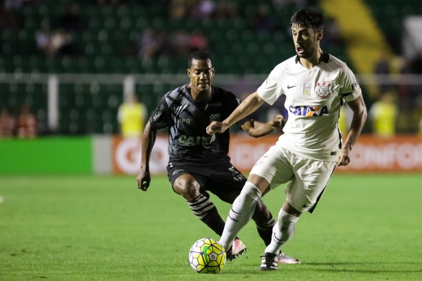 Camacho fez o nico gol do Corinthians contra o Figueirense