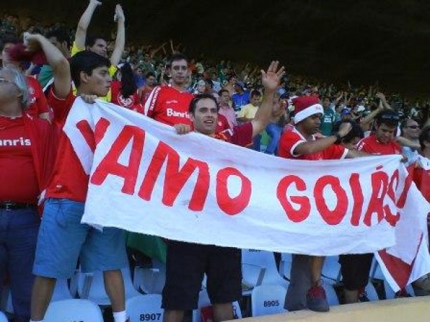 Em 2007, a torcida do Internacional levou faixas de apoio ao Gois para rebaixar o Corinthians