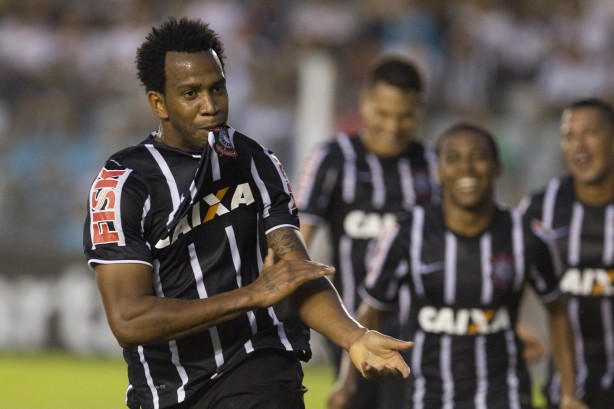 Gil comemora gol sobre o Santos