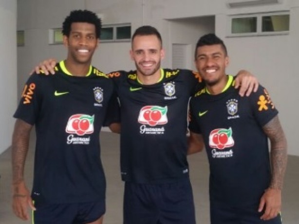 Gil, Renato Augusto  e Paulinho, ex-Corinthians, foram convocados por Tite